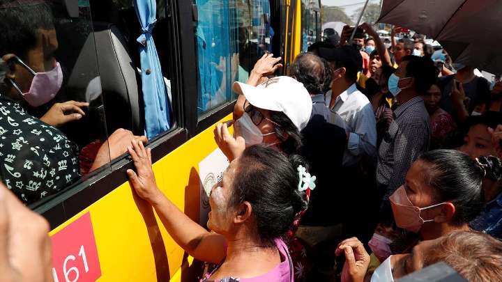 Myanmar concede amnistía a miles antes de las elecciones