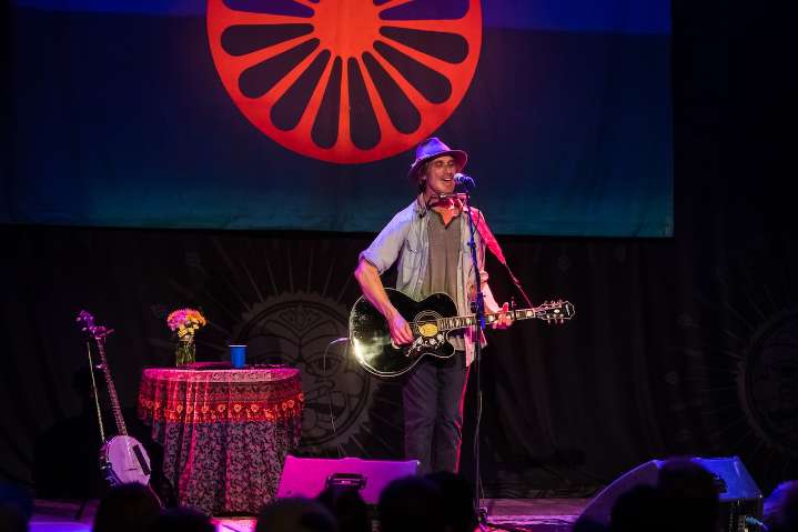 Country singer arrested at hospital, cancels tour after alleged assault