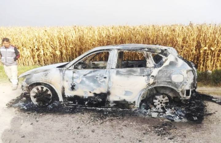 Hallan un vehículo calcinado en una milpa