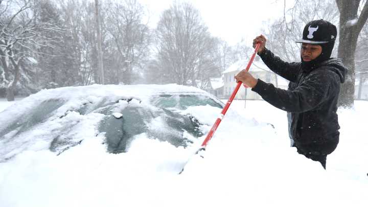 Is it legal to leave a car idling to warm up in Illinois?