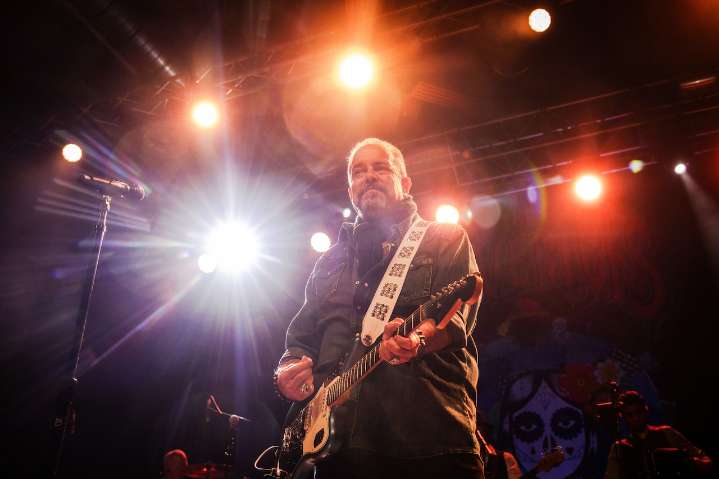 Country music star battling stage 4 cancer to be honored with 2