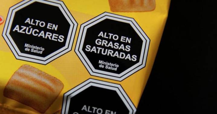 CCU, Carozzi, Ideal y Tresmontes escalan disputa con Minsal: denuncian que autoridad “sataniza” alimentos con sellos