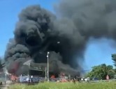 Grandes columnas de humo. Un centro comercial se incendia en Villa Celina