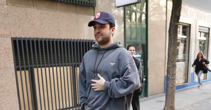 Felipe de Marichalar, de nuevo en Madrid: 'look' urbano y cervezas en Chamberí