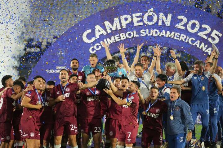 Lanús de Argentina gana la Copa Sudamericana tras vencer en penales a Mineiro
