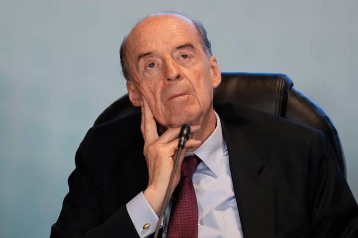 Fiscalía imputará cargos al excanciller Álvaro Leyva por caso de pasaportes -