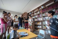 Mayra recorrió el Centro Cultural y Biblioteca del barrio IAPI