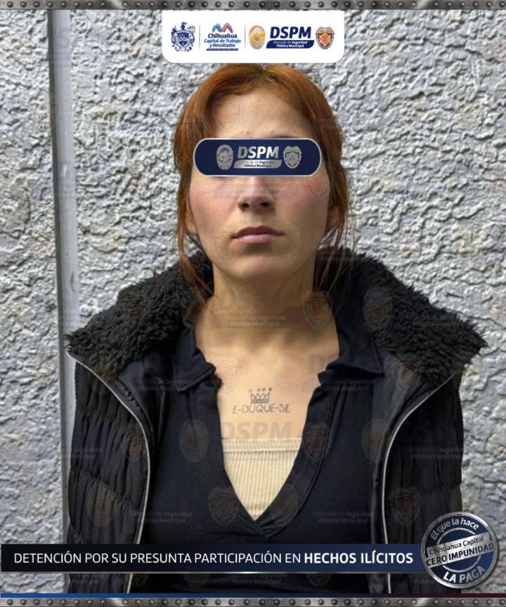 Cae mujer con varias porciones de cristal