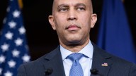 VÍDEO: la Casa Blanca celebró el fin del cierre del Gobierno con otro video de Hakeem Jeffries y Chuck Schumer con sombrero