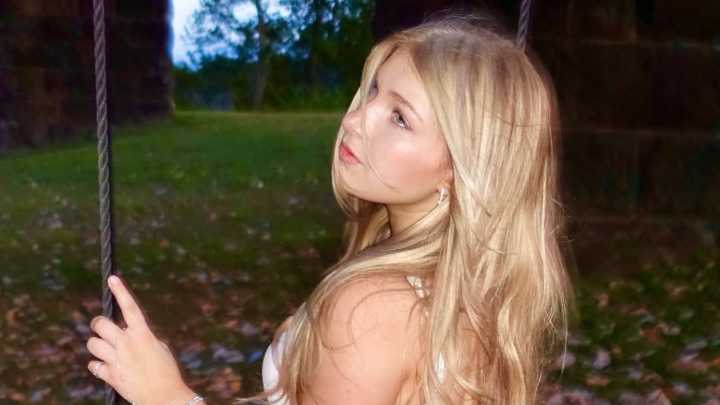 Who Is Singing the National Anthem Before Colts vs Steelers? Salary, Net Worth & More About Sloane Simon Discover all about Sloane Simon, Pittsburgh native and former contestant on The Voice, who will