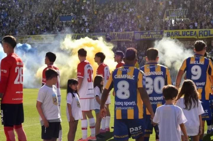 Estudiantes hizo el pasillo de espaldas a Rosario Central en medio de la polémica por el título