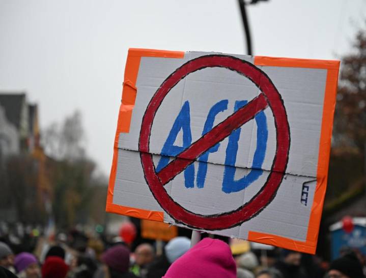 Miles se manifiestan mientras el partido de ultraderecha de Alemania crea nueva organización juvenil