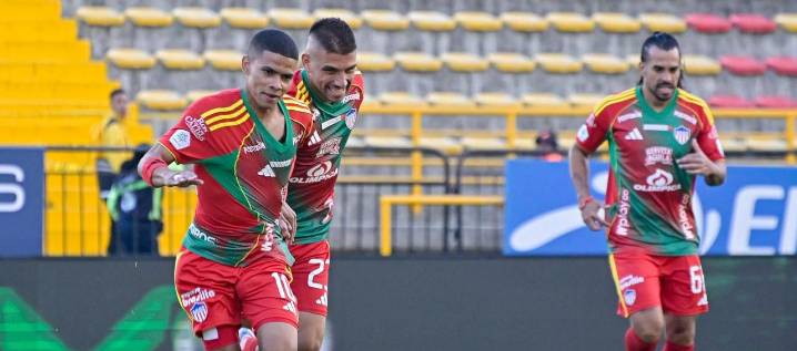 Con 10 hombres, Junior aguantó ante Fortaleza y aseguró su lugar en los cuadrangulares