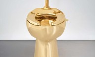 Inodoro de oro de artista Maurizio Cattelan se vende por 12,1 millones dólares en subasta