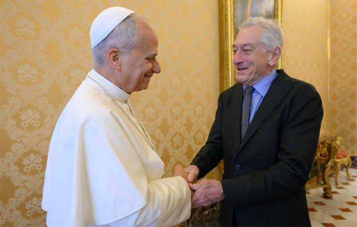 El papa saluda a Robert de Niro en el Vaticano: «Es un placer conocerle»