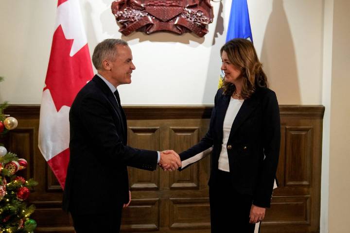 Carney, Smith sign sweeping energy deal, pledge new pipeline to West Coast