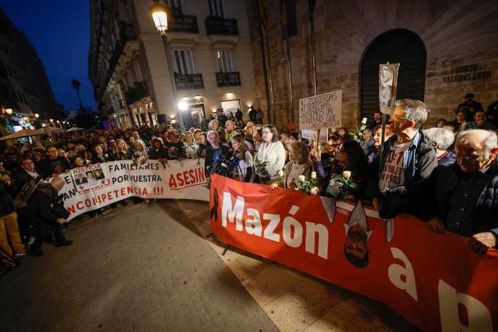 Entidades sociales piden «prisión» para Mazón a las puertas de Les Corts