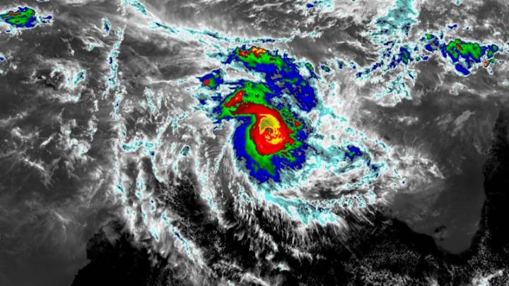 Tropical Cyclone Fina: Category three system approaches Darwin