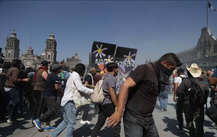 Manifestantes logran derribar las vallas metálicas soldadas de Palacio Nacional