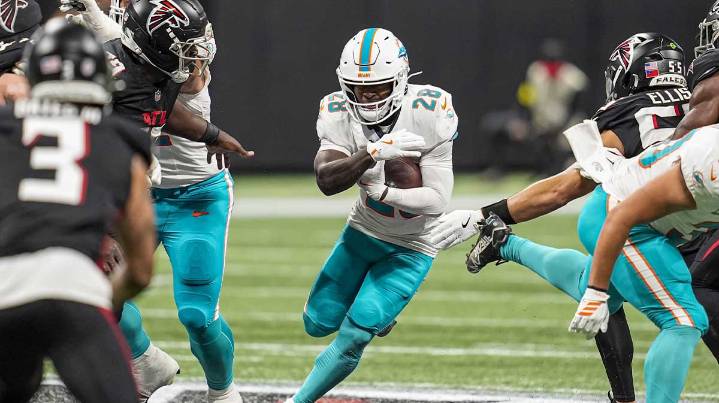 Dolphins’ De’Von Achane calls game and hammers Bills into dirt with stunning TD run