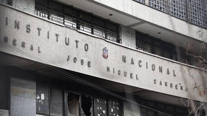 Brutal ataque a profesoras en el Instituto Nacional: Contraloría oficia a Municipio de Santiago y Superintendencia de Educación