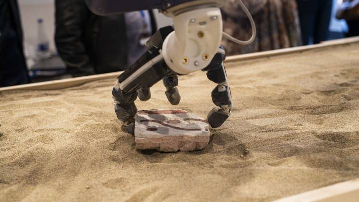 Robot con inteligencia artificial reconstruye frescos en Pompeya