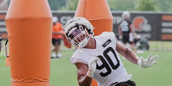 Reports: Browns trade pass rusher to Bears