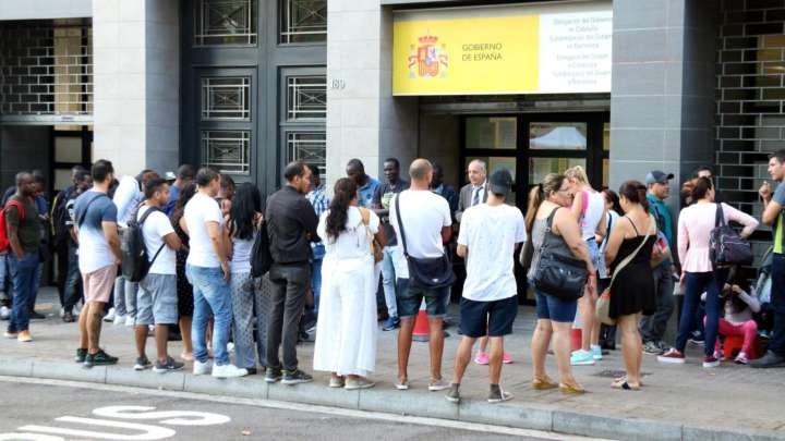 'En tramitación': el cuello de botella digital que vuelve a asfixiar las oficinas de Extranjería en Cataluña