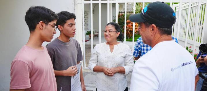 "Seguimos abriendo puertas": Alcalde Char entregó becas a 50 jóvenes