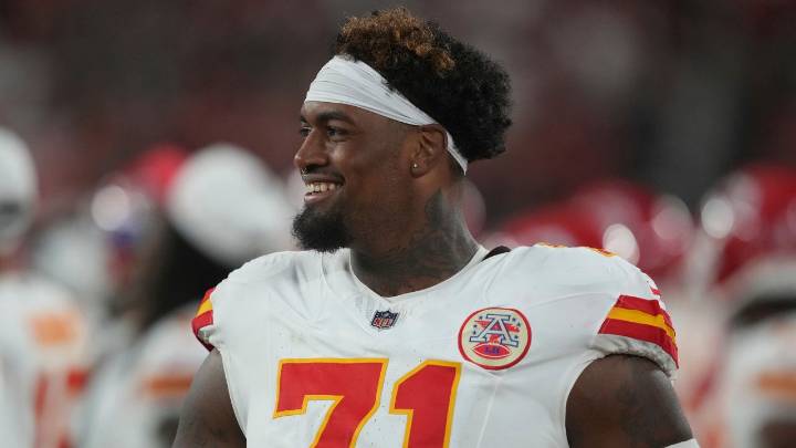 Chiefs’ Josh Simmons returns after family matter, playing status remains uncertain
