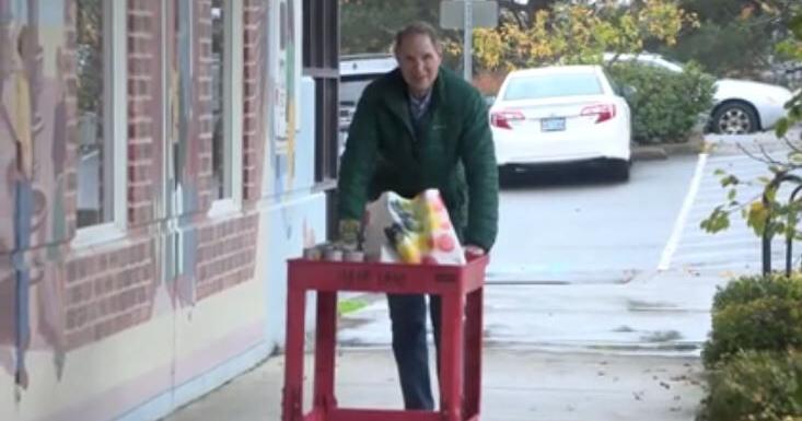 Sen. Wyden pledges to fight food insecurity in Lane County