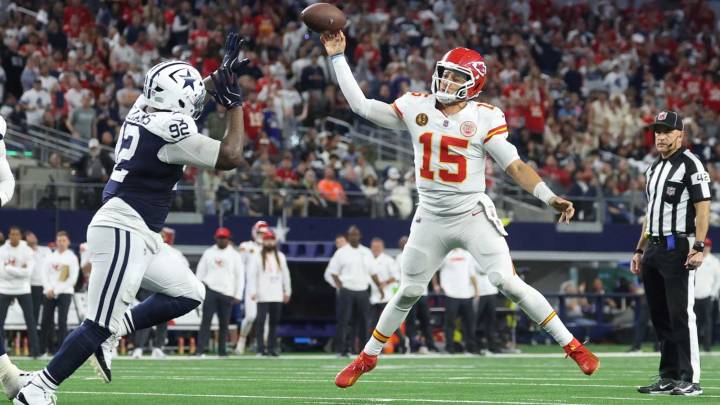 Chiefs lose both starting tackles to injury during Cowboys game