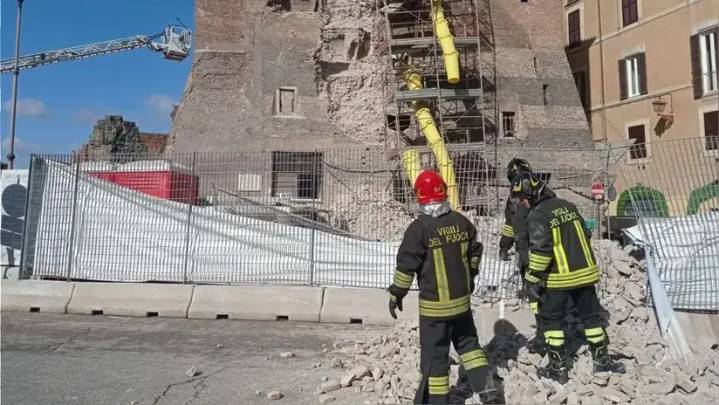 Italia: se derrumba parte de la Torre dei Conti, en el centro de Roma, durante su restauración