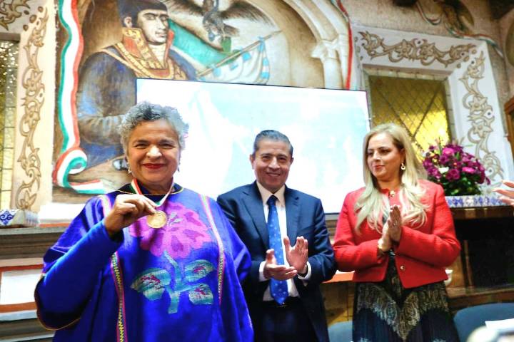 Beatriz Paredes recibe medalla al mérito “Manuel Aguilera Gómez”