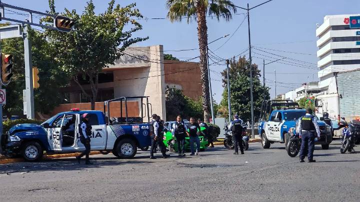 Patrulla de Policía Vial choca contra taxi en cruce de López Mateos con Vasco de Quiroga