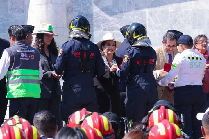 Clara Brugada entrega reconocimientos a policías, bomberos y funcionarios capitalinos por su labor en emergencias