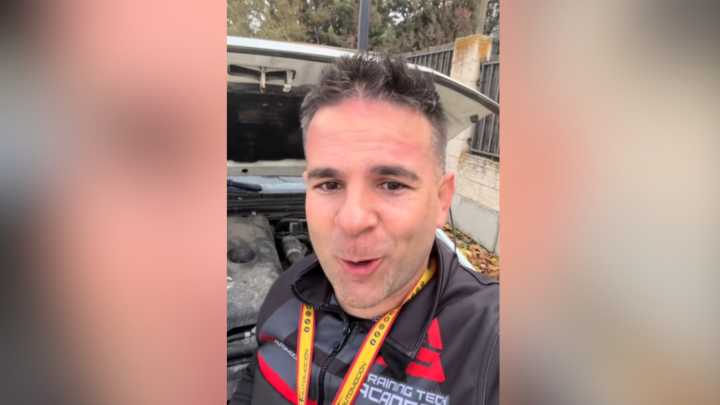 Ángel Gaitán, mecánico: "En invierno, hay que echarle esto al motor para que no se metan animales debajo del capó al calor"