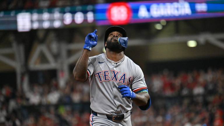 Adolis García no recibe oferta de los Rangers y se convierte en agente libre