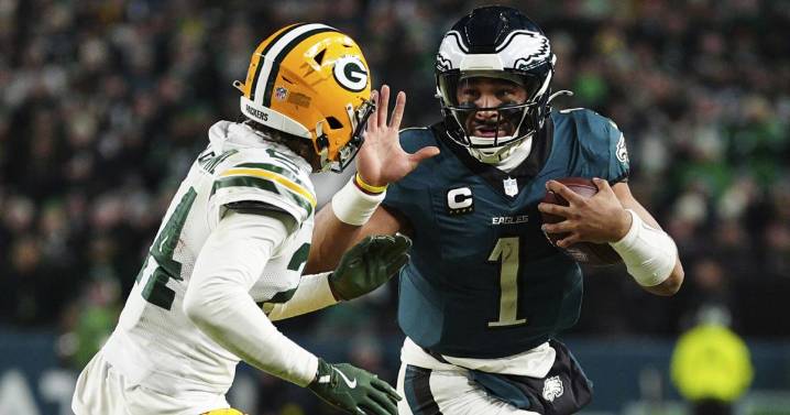 Take our ‘Tush Push’ and shove it: Eagles bring their short-yardage play to Lambeau Field, to use against the Packers organization that tried to ban it