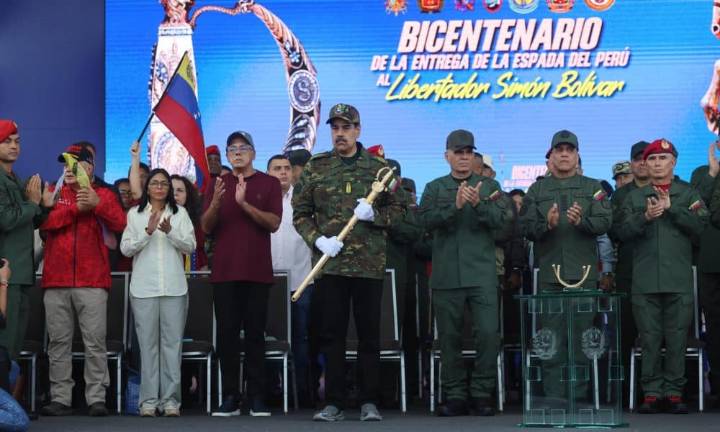 Maduro dice que Venezuela vive una “coyuntura decisiva para su existencia” como república