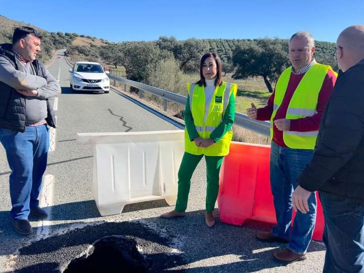 La Diputación corta la SE-7103 por un socavón y aprueba obras de emergencia tras las lluvias
