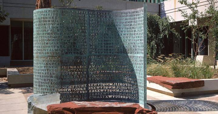 Información para descifrar mensaje secreto en escultura Kryptos de la CIA ronda el millón en subasta