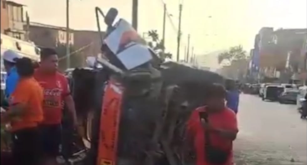 Una mujer muere y 15 personas resultan heridas tras despiste de combi en Villa María del Triunfo