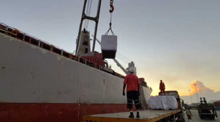 Arriba a Cuba tercer buque venezolano con cargamento de asistencia