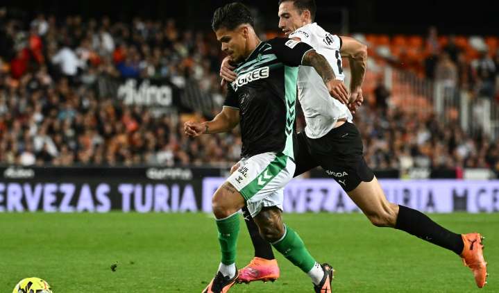 [VIDEO] ‘Cucho’ responde a la no convocatoria: golazo con el Betis