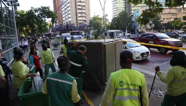 Bus del Sistema RED pierde el control y derriba semáforo y quiosco en Providencia
