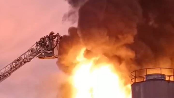 Tres heridos graves en el incendio de una empresa de reciclaje de Caldes de Montbui, Barcelona