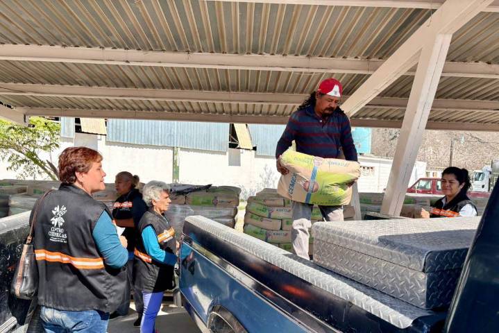 Entregan cemento a bajo costo a familias de Cuatro Ciénegas
