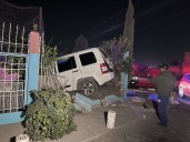 Conductor pierde el control y se incrusta en una vivienda.