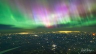 Pilot captures jaw-dropping northern lights show from 36,000 feet (photos)